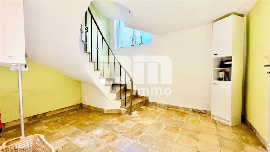 Zeitlose Eleganz trifft Moderne: Modernisiertes Einfamilienhaus mit großem Garten und Garage - Souterrain Treppenaufgang